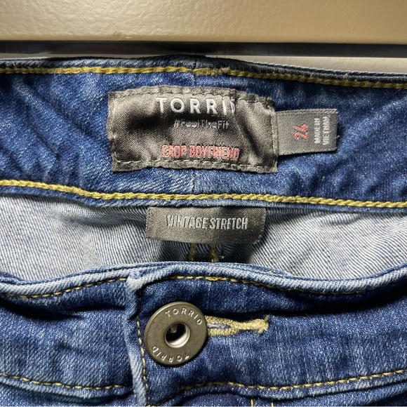 Torrid women’s Medium Wash casual Crop Boyfriend fit denim raw Hem Jeans in 24 - Picture 4 of 12